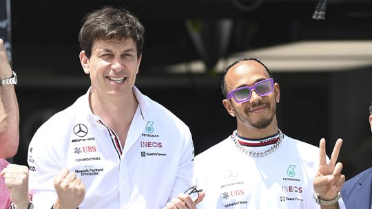 Toto Wolff begrijpt vertrek Lewis Hamilton naar Ferrari: 'Elke coureur wil in rode overall rondlopen'