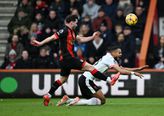 Lewis Cook werkt Cody Gakpo tegen de grond.