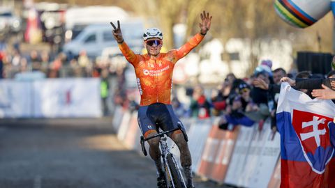 Mathieu van der Poel kende enige angst tijdens WK veldrijden: 'Ben voorzichtiger gaan rijden'