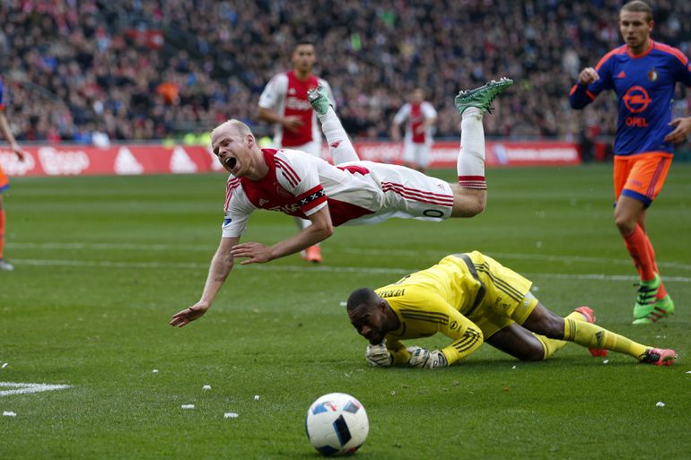 Ajax - Feyenoord werd wereldnieuws dankzij lugubere actie: 'Walgelijk en onacceptabel'