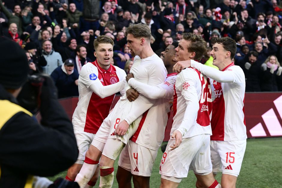 Kenneth Taylor bezorgt Ajax dolle vreugde met 'gouden goal' in Klassieker tegen Feyenoord