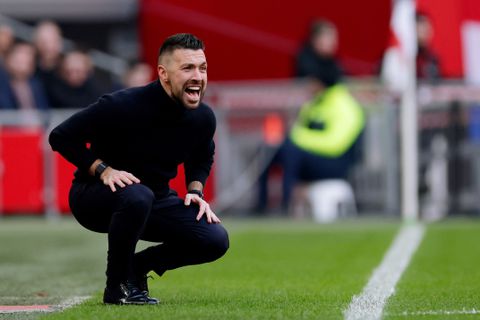Ajax-coach Francesco Farioli houdt zich op de vlakte over titelstrijd: 'Daar kijken we niet naar'