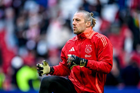 Remko Pasveer ziet ongemak bij ploeggenoot en corrigeert het Ajax-publiek