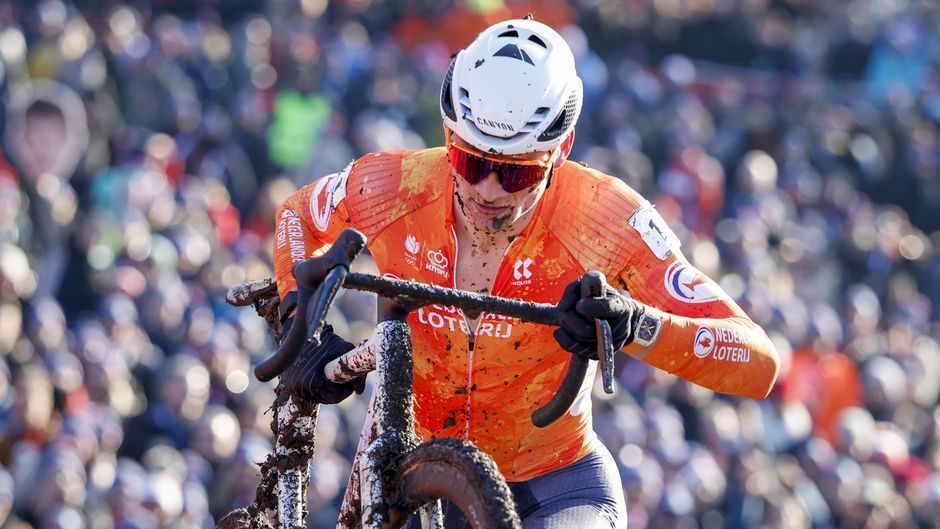 Oppermachtige Mathieu van der Poel schrijft geschiedenis bij WK veldrijden