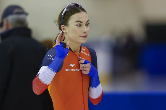 Femke Kok laat opnieuw niets heel van concurrentie op 500 meter, speciaal moment voor Suzanne Schulting