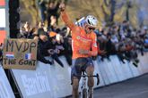 Mathieu van der Poel na het behalen van zijn zevende wereldtitel in het veldrijden © Pro Shots.