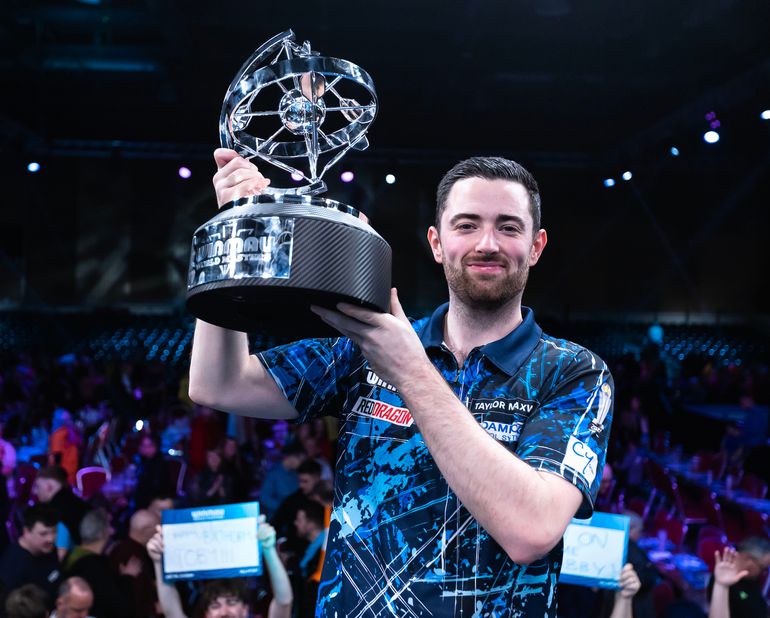 Luke Humphries haalt opgelucht adem na ongekende comeback in spectaculaire finale Winmau World Masters