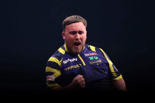 Luke Littler nog maar één zege verwijderd van historische reeks: 'Maar hij is de grootste darter die ooit heeft geleefd'