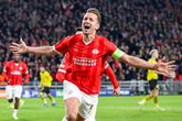 Luuk de Jong juicht na de benutte strafschop tegen Dortmund.