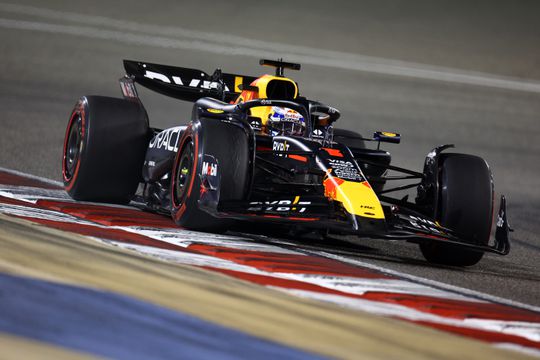 Superieure Max Verstappen scheurt met speels gemak naar zege in GP Bahrein