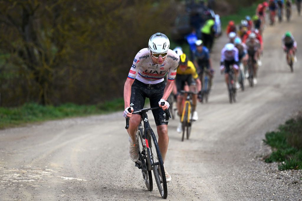 Ontketende Tadej Pogacar verklapt strijdplan en wint Strade Bianche alsnog na indrukwekkende solo