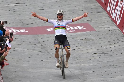 Finish Strade Bianche bij vrouwen valt in het water door filmende toeschouwer