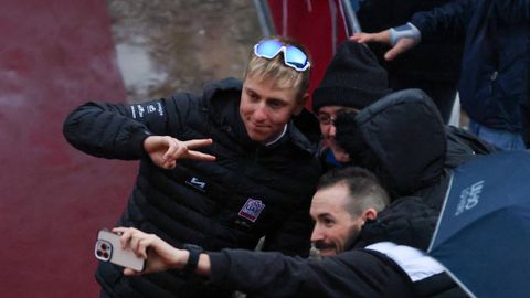 Tadej Pogacar trapt wielerseizoen af in Strade Bianche: 'Ik tegen de rest? Dat is het al jaren!'