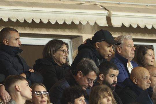Kylian Mbappé volgt de tweede helft van PSG naast mama op de tribune
