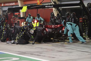 Alles loopt in de soep bij Mercedes: te hete auto's en Hamiltons stoel is kapot