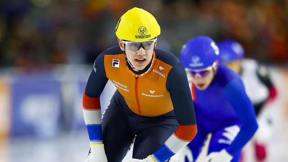 'Domme fout' kost Bart Hoolwerf zijn leidende positie in klassement mass start: 'Ik baal hier heel erg van'