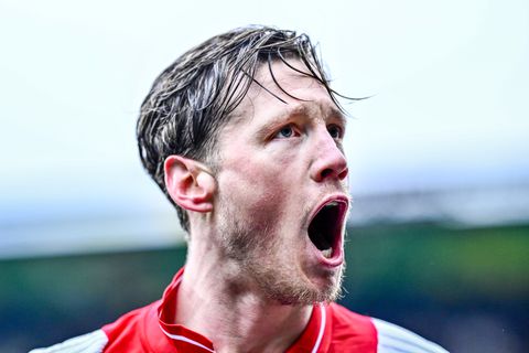 Geblesseerde Wout Weghorst op opvallende wijze toch van waarde voor Ajax: 'Erg belangrijk voor het team'