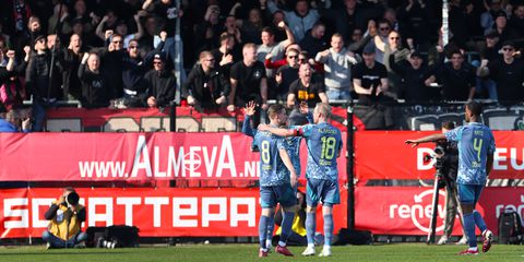 Ajax pakt op typische wijze de maximale score in Almere en laat PSV ver achter zich in titelstrijd