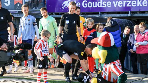 Mascotte Sparta maakt flinke uitglijder, scheidsrechter Danny Makkelie schiet te hulp