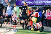 Mascotte Sparta maakt flinke uitglijder, scheidsrechter Danny Makkelie schiet te hulp