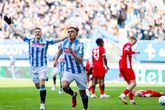 Heerenveen dankt Van Persie-pupil en VAR voor bijzondere zege op AZ
