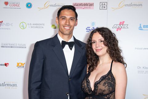 Topvoetballer Tijjani Reijnders viert met zijn vrouw bijzonder moment op Italiaanse wijze