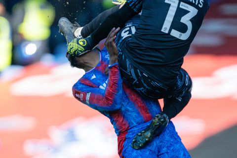 Bizar: Premier League-spits verlaat ziekenhuis met 25(!) hechtingen na krankzinnige karatetrap