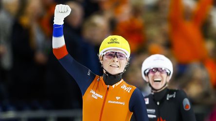Marijke Groenewoud bekroont zestien ererondes in Thialf met schitterende fotofinish op mass start