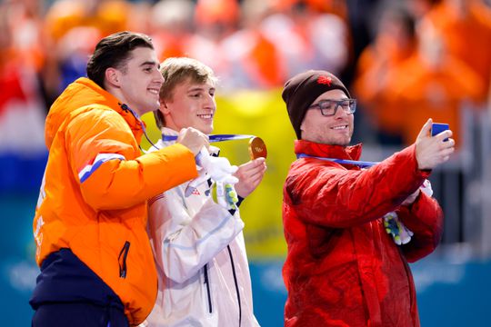 Zilveren topschaatser duikt ineens op in winkel met medailles om zijn nek: 'Wat is die jongen lang'