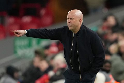 Arne Slot ontevreden over 'nieuwe realiteit' in het voetbal: 'Mijn voetbalhart vindt dit niet leuk'