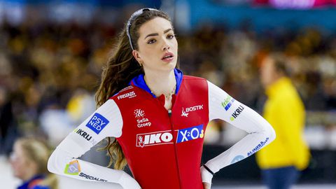 Nederlandse schaatsster zet na 'klote NK' punt achter seizoen en stapt vliegtuig in