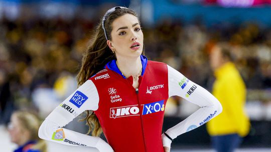 Nederlandse schaatsster zet na 'klote NK' punt achter seizoen en stapt vliegtuig in