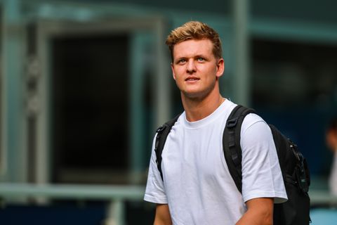 Bekende zoon van F1-icoon Michael Schumacher beleeft nachtmerrie bij debuut in gevaarlijke raceklasse