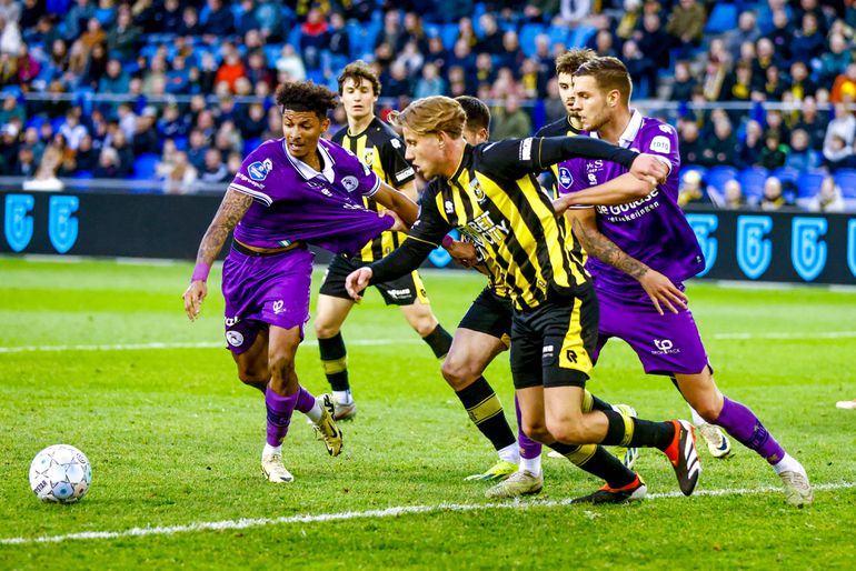 Vitesse wordt afgemaakt door Sparta en komt nog dichter bij degradatie