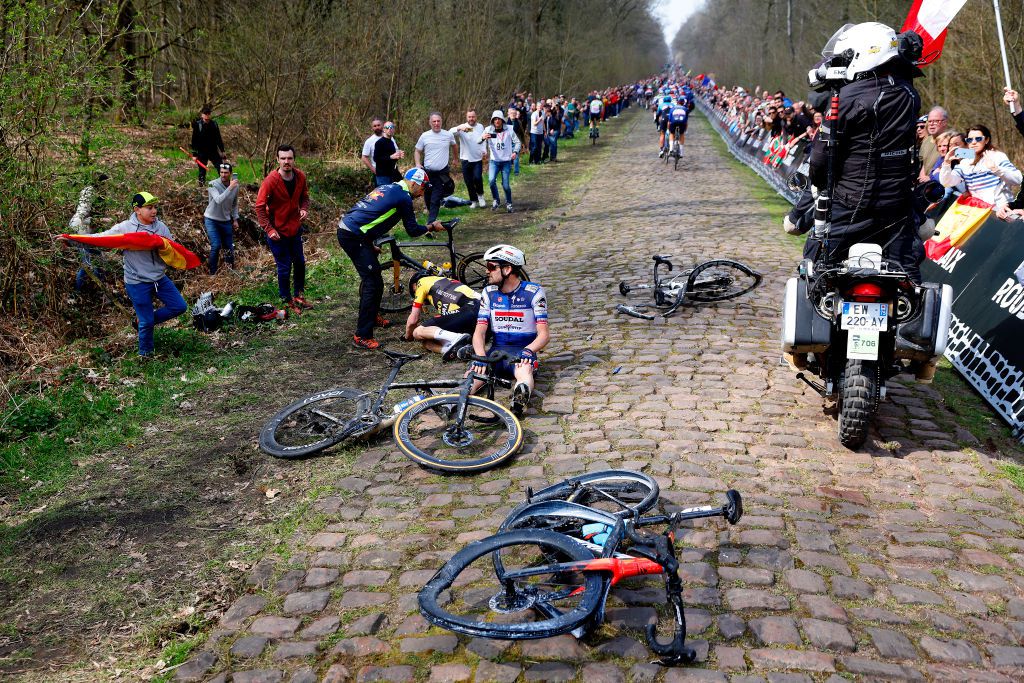 Organisatie van Parijs-Roubaix komt met chicanes bij Bos van Wallers om grote valpartijen te voorkomen