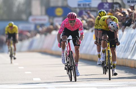 Ongeloof om bizarre finish in Vlaamse klassieker: 'Holy moly, dit is waanzinnig! Hoe kan dit?'