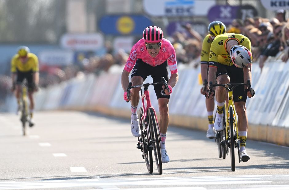 Ongeloof om bizarre finish in Vlaamse klassieker: 'Holy moly, dit is waanzinnig! Hoe kan dit?'