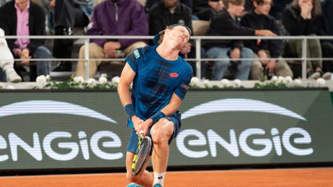 Toptennisser Jesper de Jong krijgt het na medische time-out zwaar te verduren