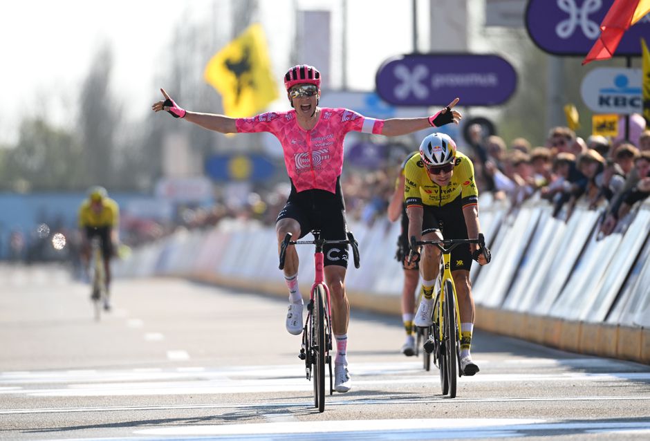 Teamwork Visma helemaal voor niks: Nederlandse wielerploeg faalt 3 tegen 1 in Dwars Door Vlaanderen