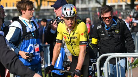 Ontgoochelde toprenner Wout van Aert hard voor zichzelf: 'Een enorme fout, ik ben verantwoordelijk'