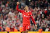 Britse media vieren kampioenschap Liverpool alvast: 'Virgil van Dijk moet alleen nog de beker optillen'