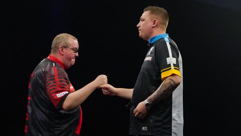 Enorme tweestrijd voor topdarter in Premier League Darts: 'Niet leuk om te zien wat er met hem gebeurt'