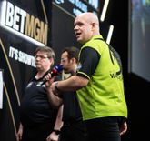 'Wat een slap gedoe allemaal': Topdarter Michael van Gerwen zucht diep bij vraag over Jake Paul
