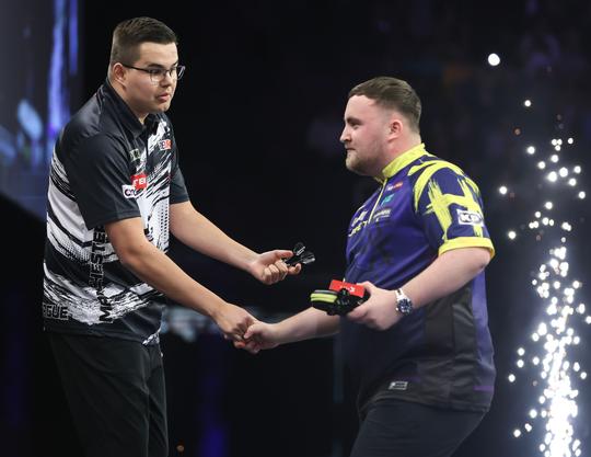 Topdarter Gian van Veen doet na akkefietje met boze Luke Littler goede zaken in Premier League