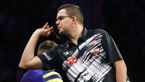 Topdarter Gian van Veen stunt opnieuw tegen boze Luke Littler na knotsgek einde in Premier League