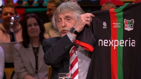 Primeur voor speciaal uitgedoste Johan Derksen in aanloop naar bekerfinale van zijn favoriete club