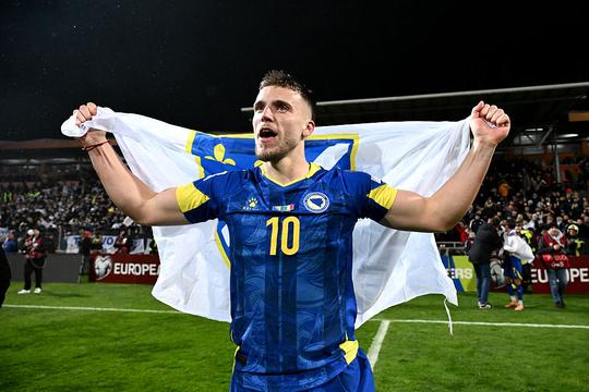 Sensationele plaatsing voor WK voetbal kost Bosnische speler handenvol geld: 'Ik ben een man van mijn woord'