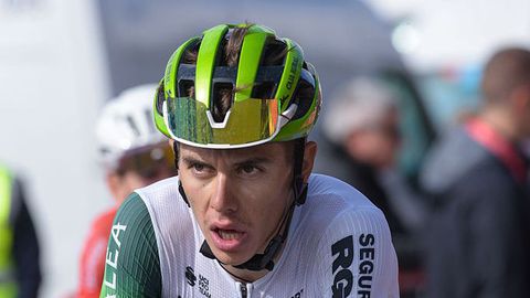 Spaans wielertalent (23) zwaargewond na vreselijke valpartij: 'Per helikopter overgebracht'