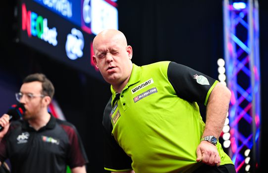 Michael van Gerwen dankt winnaar Luke Littler in Premier League Darts na domper tegen Rob Cross