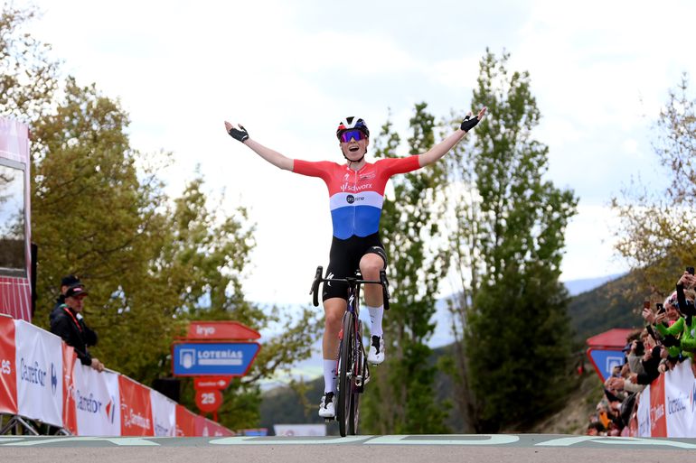 Demi Vollering blaast concurrentie weg op slotklim in vijfde etappe Vuelta en pakt eerste zege van 2024